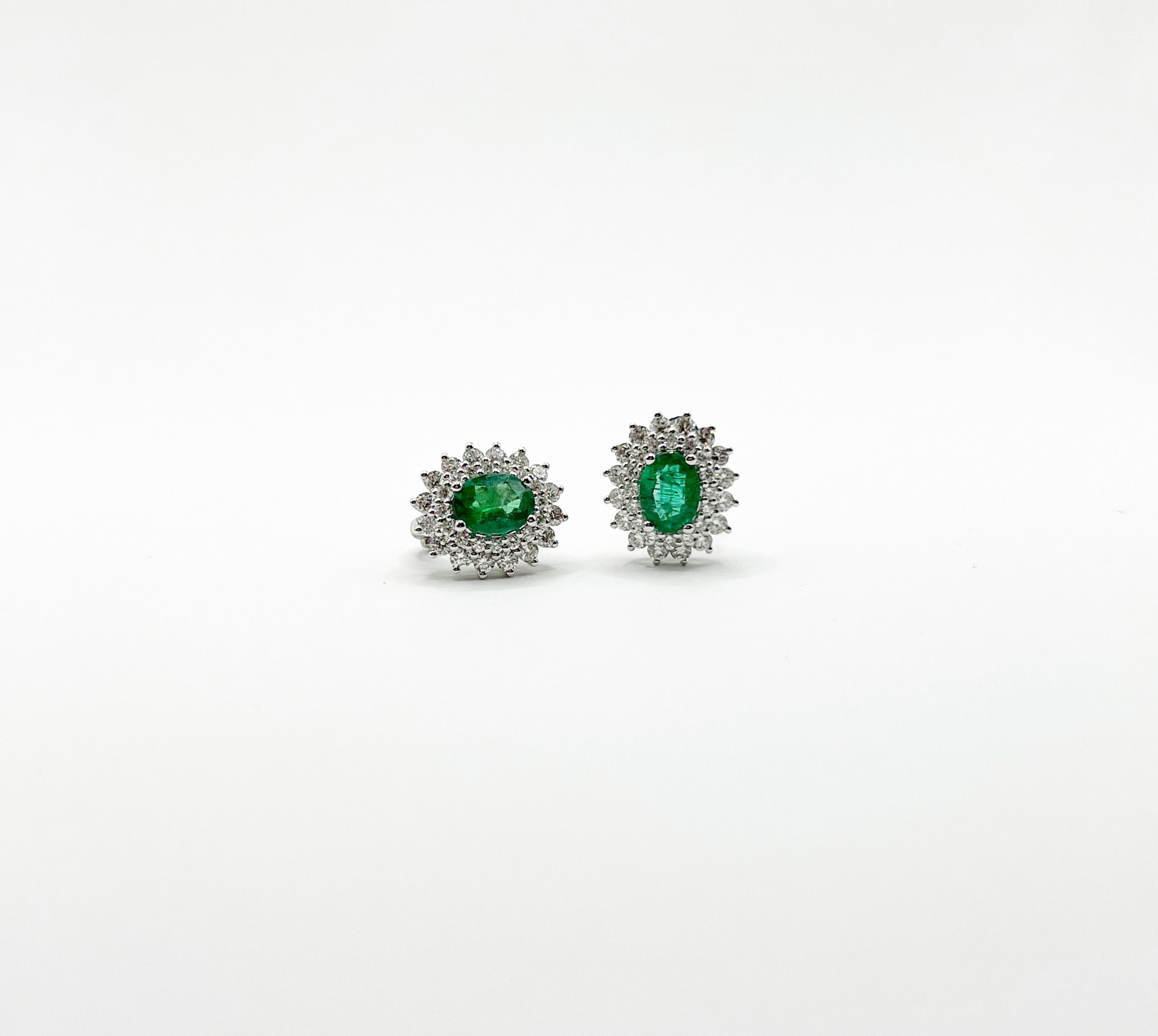 Arete Oval Esmeralda con Diamantes