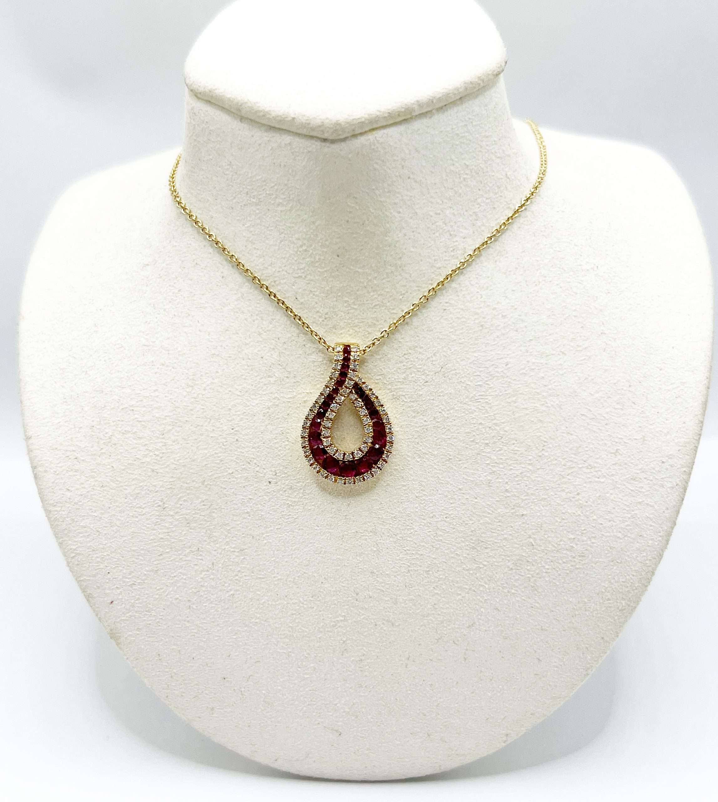 Collar Gota de Rubi con Diamantes