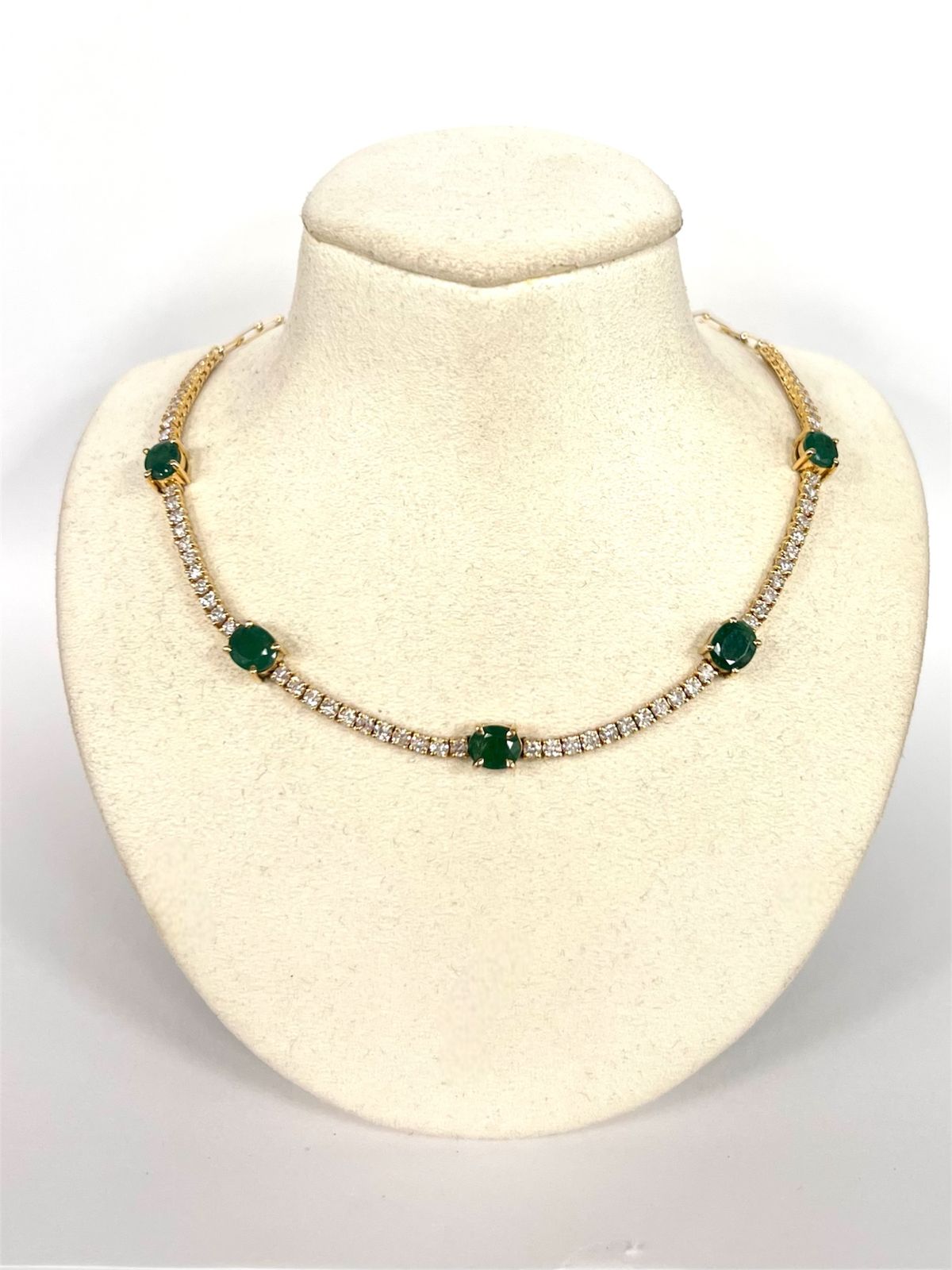 Gargantilla De Diamantes Con Esmeraldas