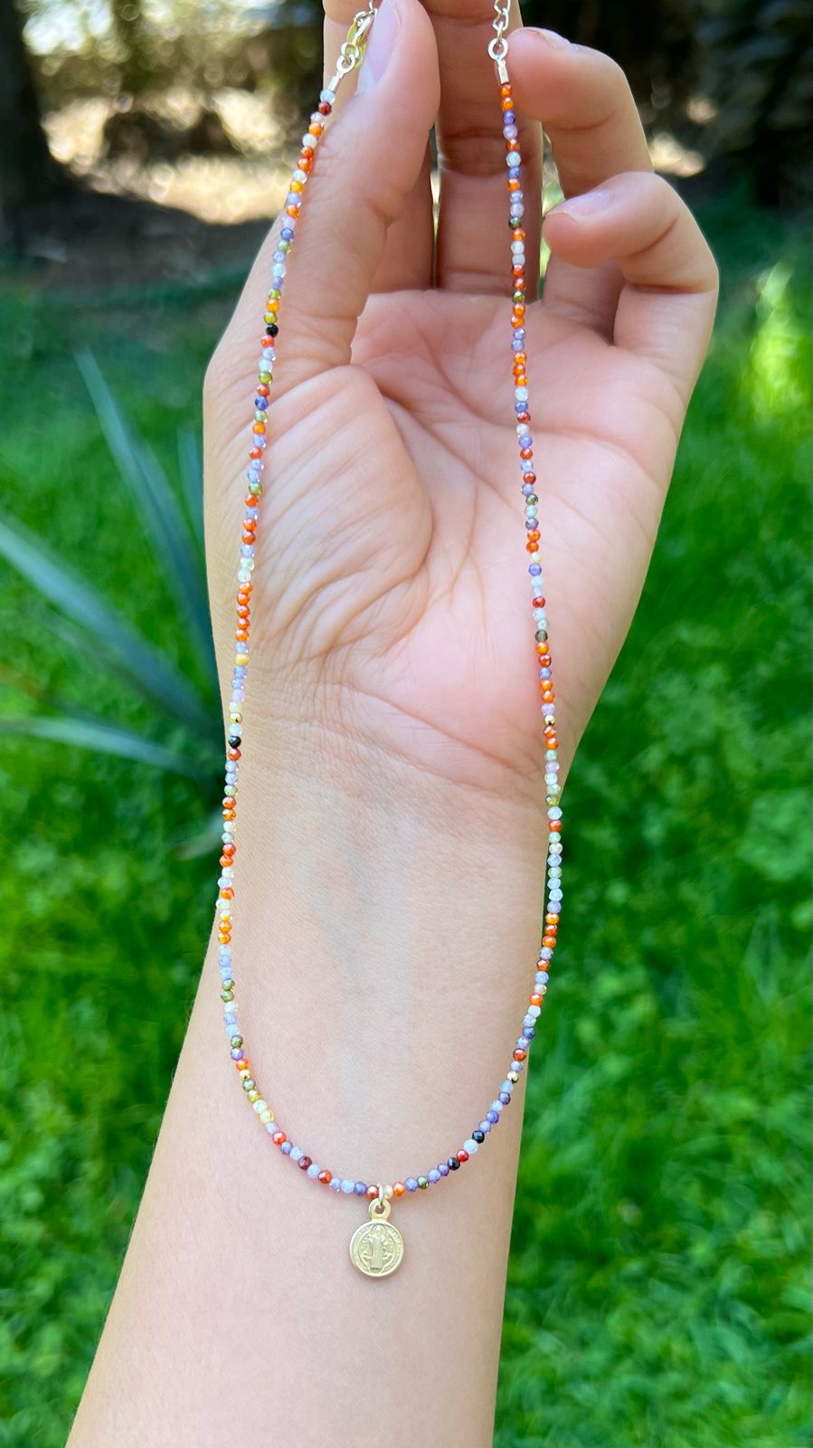 Collar Piedras De Colores Con Dije San Benito